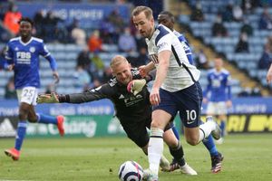 Schmeichel undaunted by 'world class' Kane