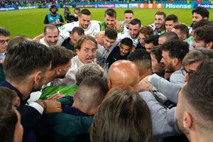 Mancini hails 'extraordinary' Italy after Barella and Insigne see off Belgium