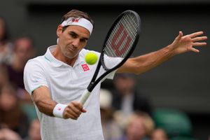 Federer downs Sonego to become oldest Wimbledon quarterfinalist in Open Era
