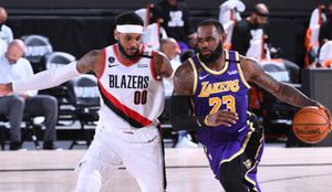 Camelo Anthony brushes off concerns about aging Lakers roster