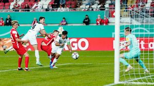Gladbach warm up for Bayern with cup win over Kaiserslautern