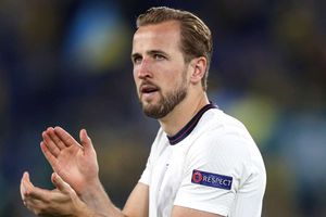 Gary Neville urges Manchester United board to make Harry Kane deal a priority