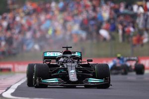 Hamilton recovers to take third as Verstappen surrenders championship lead