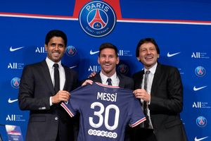 PSG fans welcome Lionel Messi