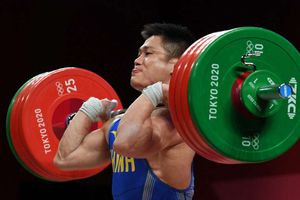 Tokyo Olympics: China extend medal table lead as new weightlifting record set