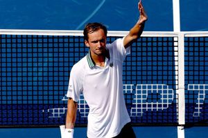 Medvedev on track for Toronto-Cincinnati double as semis beckon