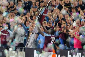 Antonio makes Premier League history with West Ham as Moyes' men crush Leicester City