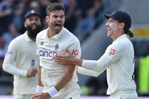 Root and England to weigh risk of playing Anderson and Robinson in must-win final Test