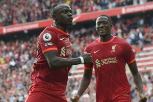 Liverpool 3-0 Crystal Palace: Mane and Salah help send Reds top