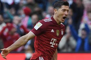 Bayern Munich 4-0 Hoffenheim: Lewandowski stunner helps keep Bavarians top