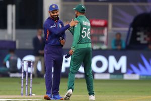 T20 World Cup: India vs Pakistan: Indian players take the knee before Pakistan game