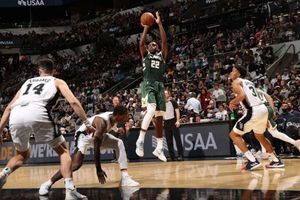 NBA: Bucks bounce back against Spurs, Grizzlies keep Clippers winless