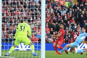 Liverpool 2-2 Manchester City: Salah scores Anfield stunner but De Bruyne spares champions