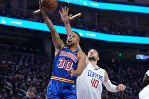 NBA: Curry hits 45 points as Warriors edge Clippers, Giannis' Bucks routed by Heat