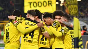 Bundesliga: Malen finally gets goal as Dortmund close gap on Bayern Munich