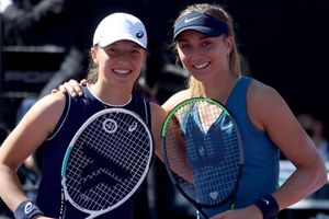 WTA Finals: Birthday girl Badosa beaten by Swiatek before Muguruza semi-final