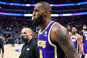 LeBron James ejected as wild brawl erupts in Pistons-Lakers clash