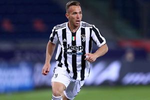 Arthur dropped by Allegri after late arrival for Juventus training