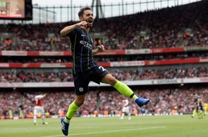 Aston Villa 1-2 Manchester City: Silva scores stunner as champions keep pace at top
