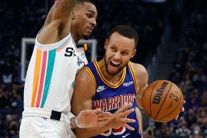 NBA: Spurs stun Curry's Warriors, Bulls rally past Nets