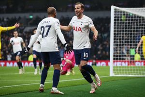Tottenham 3-0 Crystal Palace: Kane strikes as Spurs cruise to victory after Zaha sees red