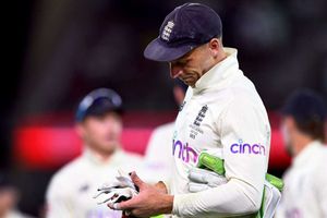 Ashes 2021-22: England batting coach Thorpe calls for Buttler support after missed chances