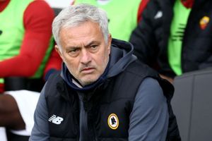 Mourinho snaps at journalist: That's why we earn a lot more money than you!