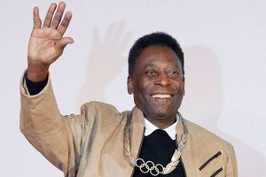 Pele to continue treatment after being discharged from hospital