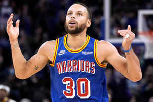 Curry scores 46 points as Warriors stave off Grizzlies, LeBron stars as Lakers skid extends