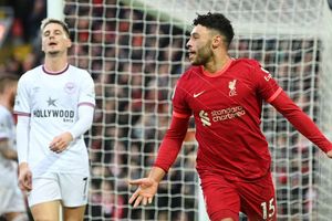 Liverpool 3-0 Brentford: Oxlade-Chamberlain on target as Reds go above Chelsea