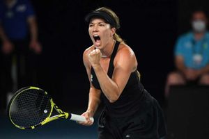 Australian Open: Collins swats Swiatek aside to reach first grand slam final