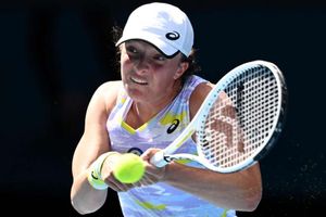 Australian Open: Swiatek sets up semifinal clash with Collins