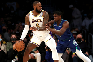 LeBron helps Lakers return to .500 with Timberwolves win, Giddey makes history with triple-double