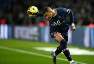 Transfer Rumours: 	PSG keen to retain Real Madrid target Mbappe