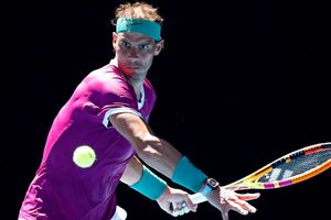 Australian Open: Rafael Nadal stays on track in Melbourne