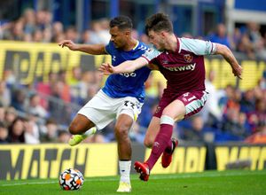 Three midfielders Manchester United should target instead of Premier League star