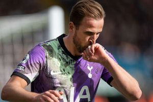 Leeds United 0-4 Tottenham: Kane & Son make history as Spurs ease Conte concerns