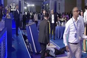 IPL 2022 Auction halted | Auctioneer Hugh Edmeades falls unconscious! Auction restarts on 3.30 PM