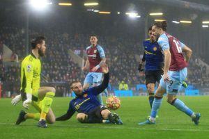 Burnley 1-1 Manchester United: Red Devils drop out of top four