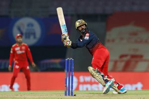 IPL 2022: RCB's Karthik's can do a similar finisher role for India: Gavaskar