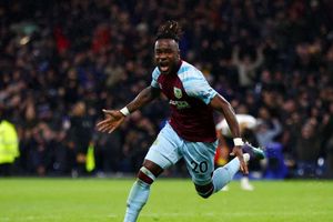 Everton 2-3 Burnley: Clarets claim vital three points in fight for survival