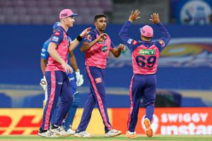 R Ashwin becomes 1st player in IPL history to retire out, Twitterati call him 'Isaac Newton of Cricket'