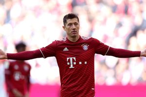 Bayern Munich 1-0 Augsburg: Lewandowski snatches late win for below-par hosts
