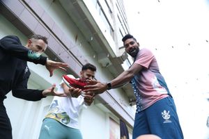 IPL 2022: Virat Kohli outfoxes Faf du Plessis as Royal Challengers Bangalore players take a unique challenge