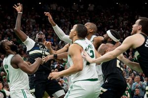 Antetokounmpo scores 40 in Milwaukee Bucks comeback win, Grizzlies pummel Warriors