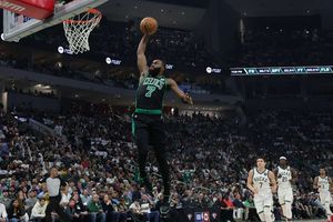 Celtics storm home to tie Bucks series 2-2, Curry carries Warriors to 3-1 lead