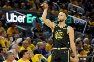 Stephen Curry's double-double leads Golden State Warriors to Game 1 win