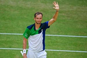 Medvedev sets up Hurkacz final in Halle as Berrettini bids for Queen's defence