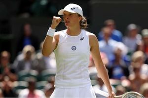 Wimbledon: Swiatek makes it 36 wins on the bounce despite topsy-turvy second set