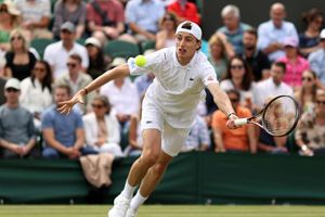 Wimbledon: Humbert shows up without racquets but still stuns Ruud